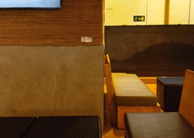 Zona de relax en Kaiju club de cannabis en Barcelona